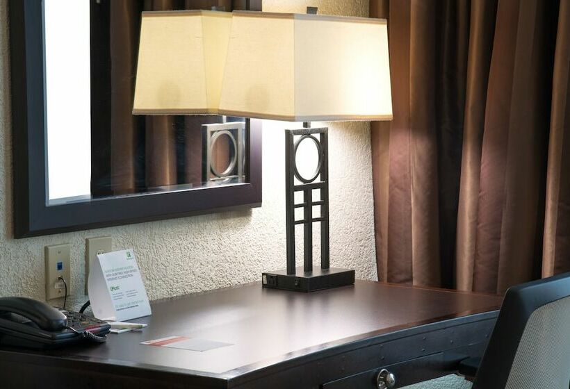 هتل Holiday Inn And Suites Charleston West, An Ihg