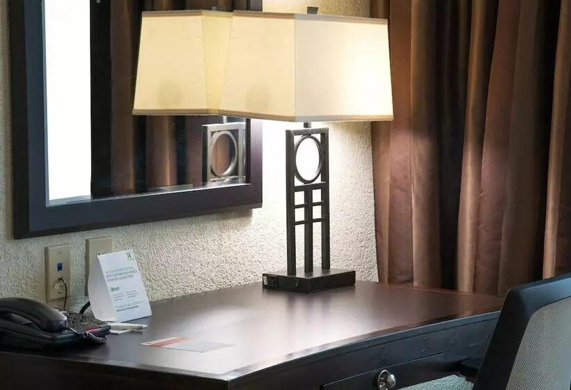 فندق Holiday Inn And Suites Charleston West, An Ihg