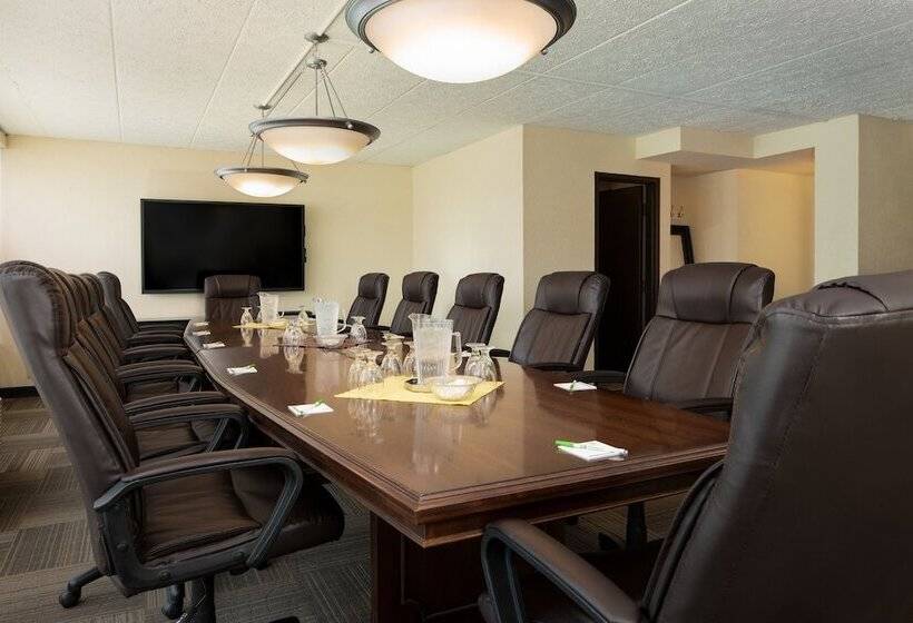 هتل Holiday Inn And Suites Charleston West, An Ihg