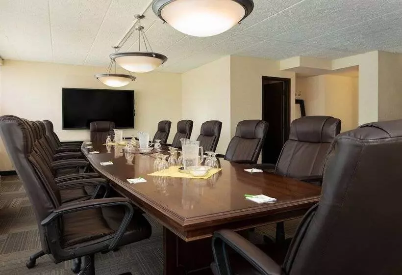 فندق Holiday Inn And Suites Charleston West, An Ihg