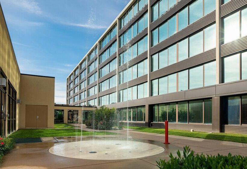 هتل Holiday Inn And Suites Charleston West, An Ihg