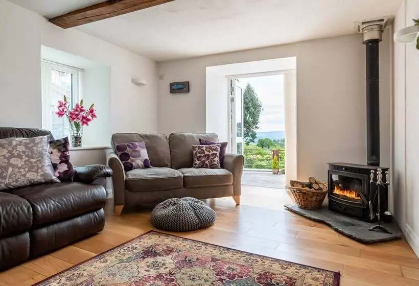 Bryn Eithin Cottage Far From The Madding Crowd