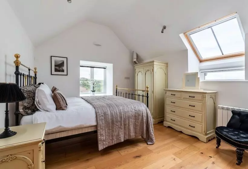 Bryn Eithin Cottage Far From The Madding Crowd