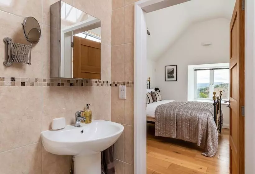 Bryn Eithin Cottage Far From The Madding Crowd