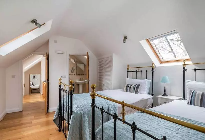 Bryn Eithin Cottage Far From The Madding Crowd