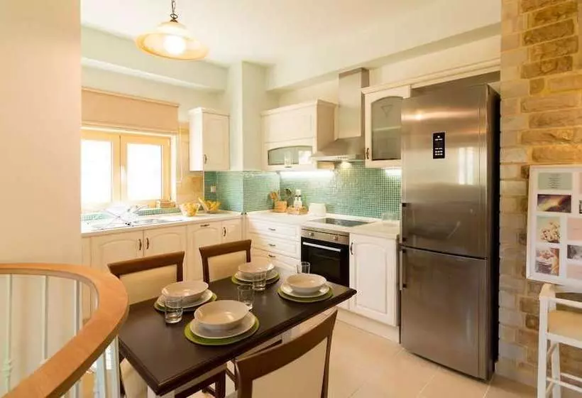 Nikolas Villas Kamilari