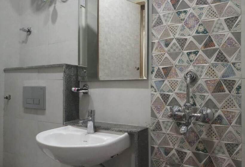 Gracious By Vishesh Hotels & Home Stay