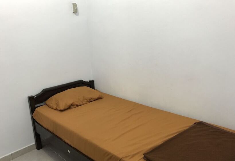 בית מלון כפרי Oyo 2770 Zleepy Wisma Khazri