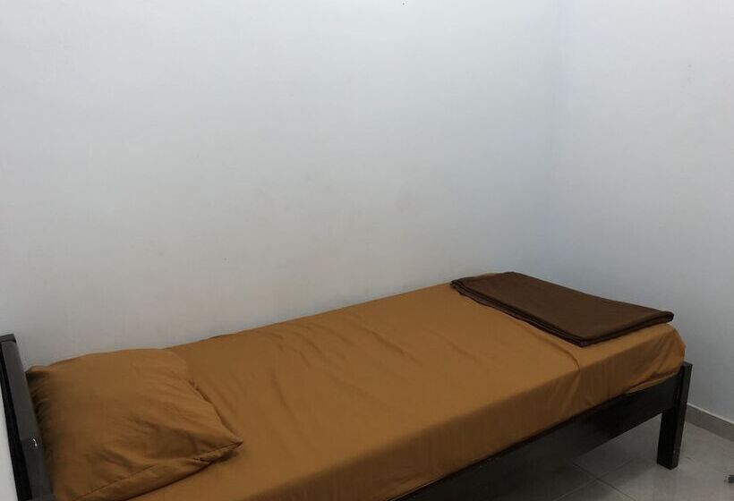 בית מלון כפרי Oyo 2770 Zleepy Wisma Khazri