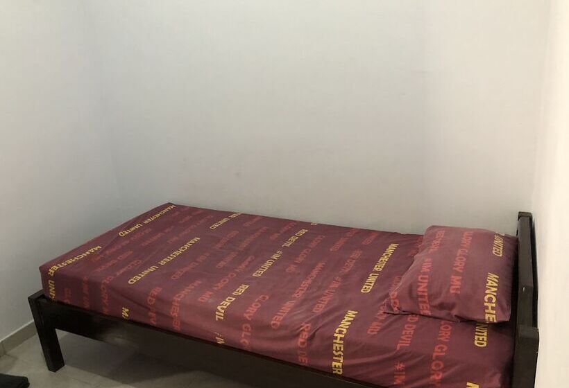 בית מלון כפרי Oyo 2770 Zleepy Wisma Khazri