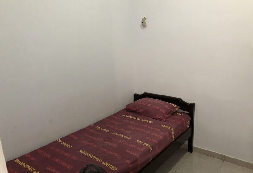 בית מלון כפרי Oyo 2770 Zleepy Wisma Khazri