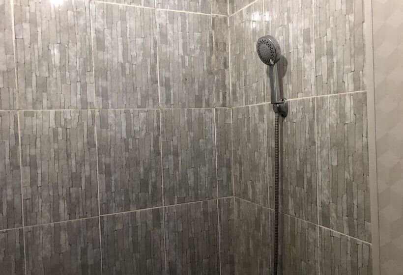 בית מלון כפרי Oyo 2770 Zleepy Wisma Khazri