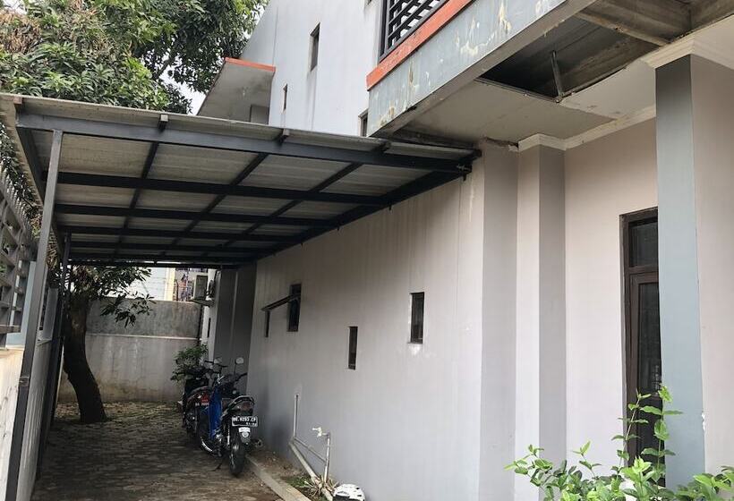 בית מלון כפרי Oyo 2770 Zleepy Wisma Khazri