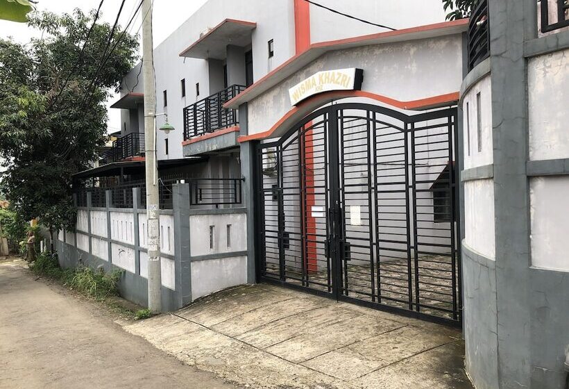 בית מלון כפרי Oyo 2770 Zleepy Wisma Khazri