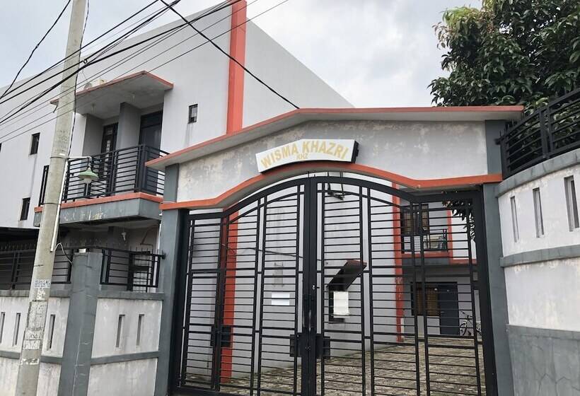 בית מלון כפרי Oyo 2770 Zleepy Wisma Khazri