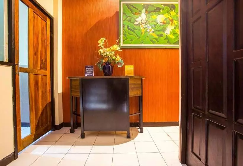 هتل Spot On 2589 Marina Residence