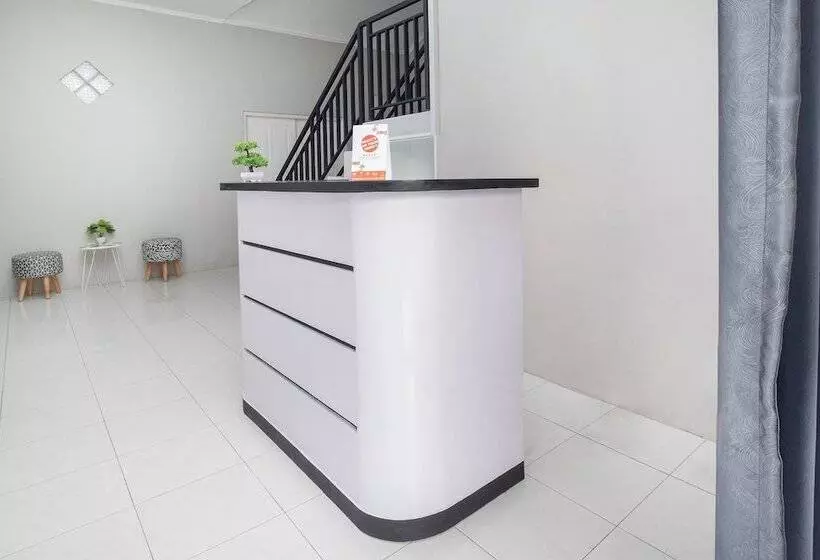ホテル Oyo 2727 Nareswari Residence