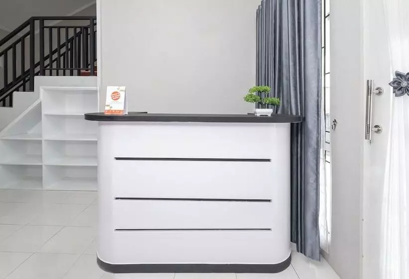 ホテル Oyo 2727 Nareswari Residence