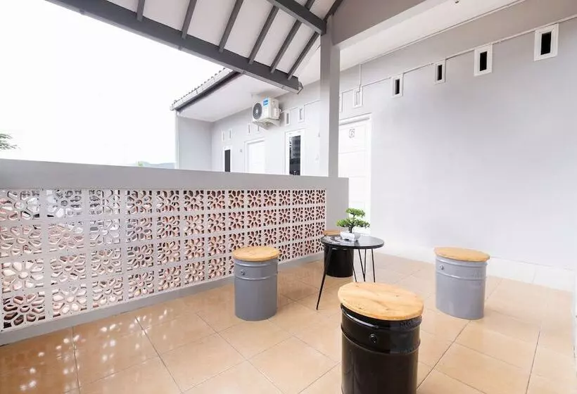 ホテル Oyo 2727 Nareswari Residence