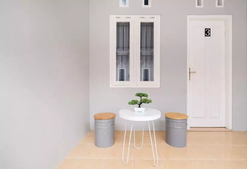 ホテル Oyo 2727 Nareswari Residence