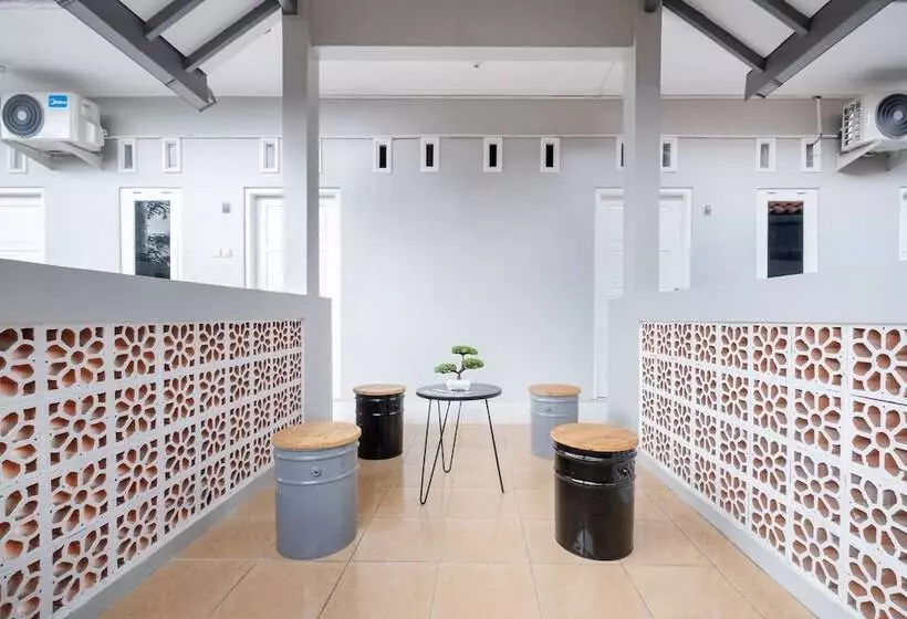 ホテル Oyo 2727 Nareswari Residence