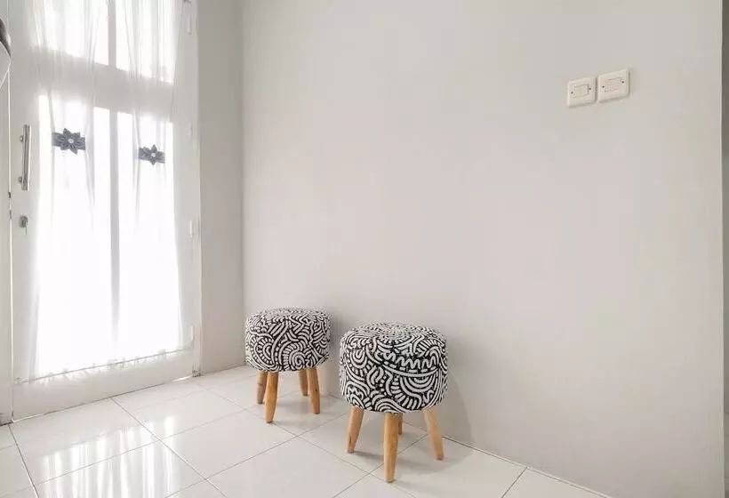 ホテル Oyo 2727 Nareswari Residence