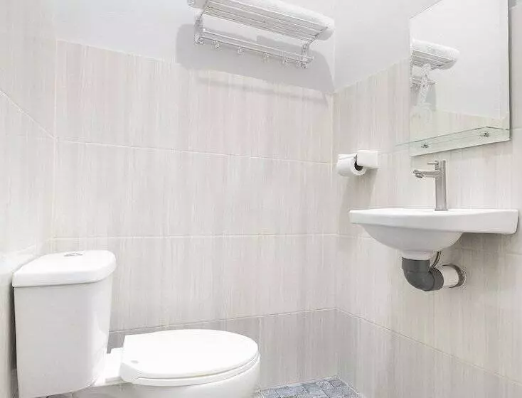 ホテル Oyo 2727 Nareswari Residence