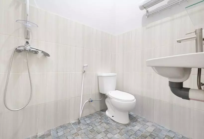 ホテル Oyo 2727 Nareswari Residence