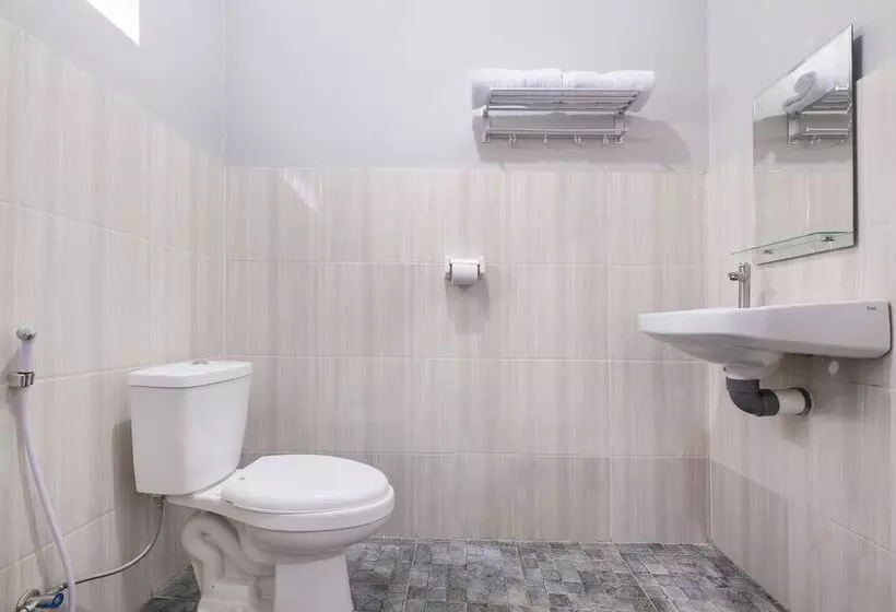 ホテル Oyo 2727 Nareswari Residence