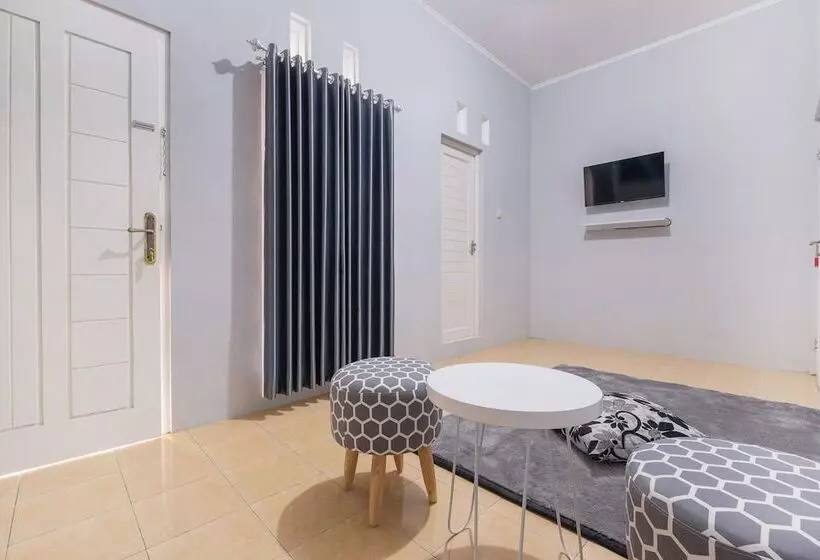ホテル Oyo 2727 Nareswari Residence
