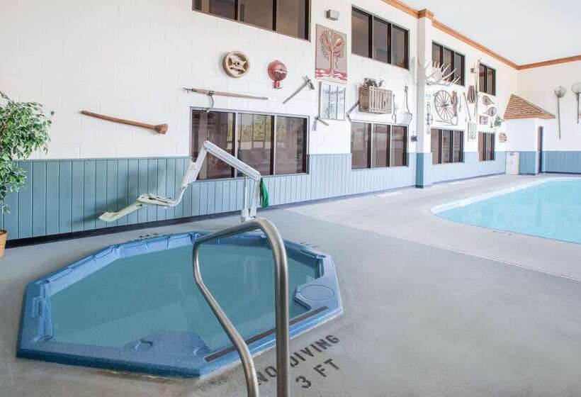 هتل Super 8 By Wyndham Houghton Lake