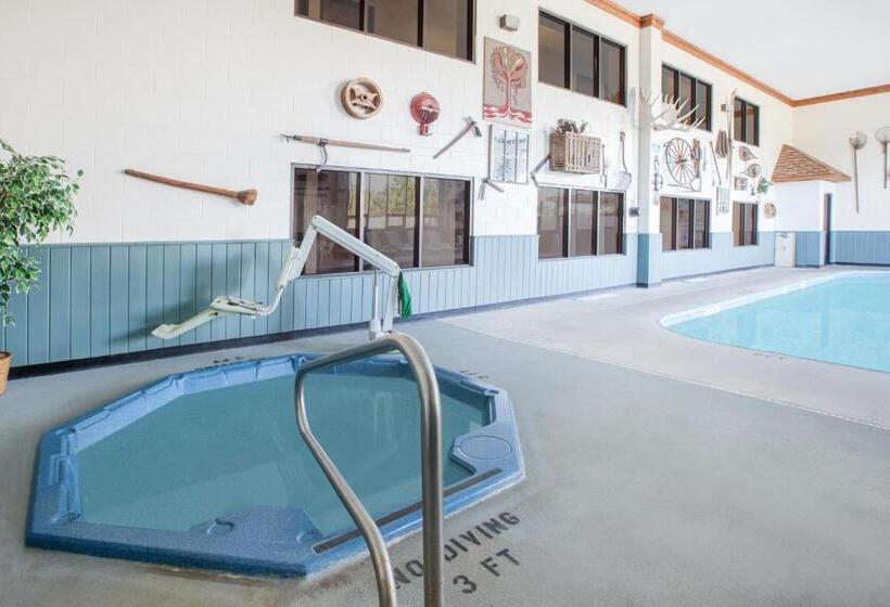 هتل Super 8 By Wyndham Houghton Lake