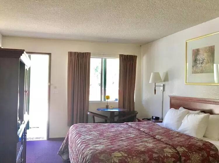 Отель The River Inn