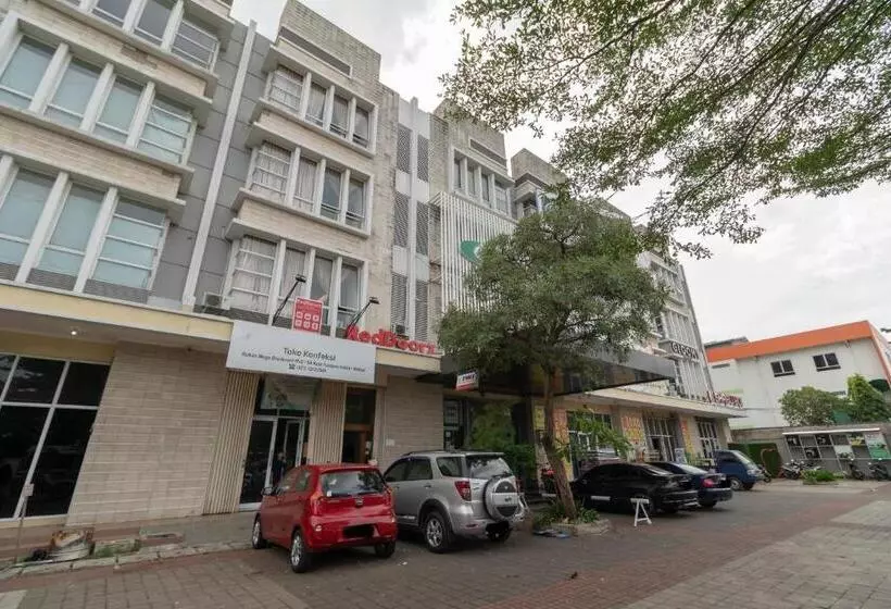 ホテル Reddoorz Near Universitas Esa Unggul Bekasi Harapan Indah