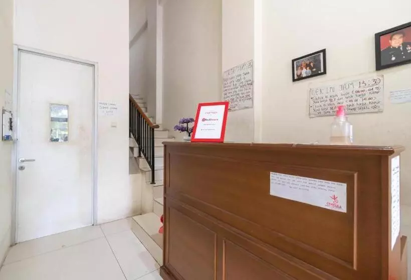 ホテル Reddoorz Near Universitas Esa Unggul Bekasi Harapan Indah