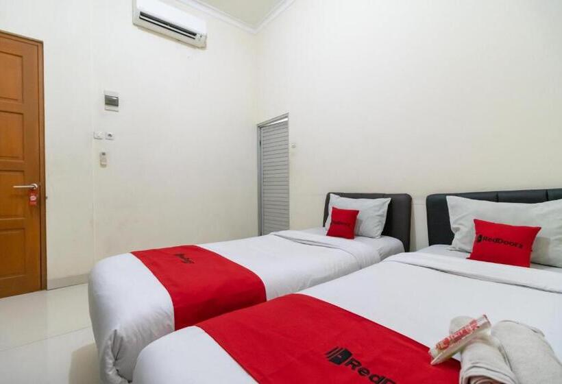 فندق Reddoorz Near Universitas Esa Unggul Bekasi Harapan Indah