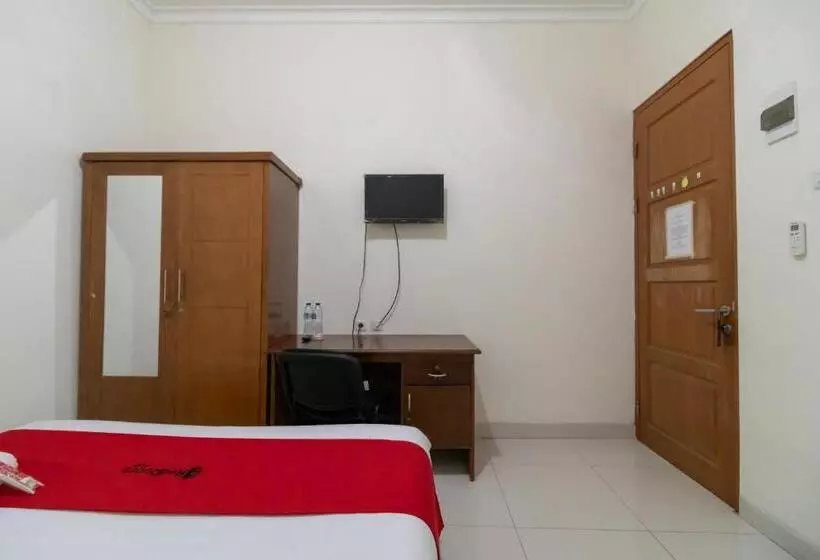 ホテル Reddoorz Near Universitas Esa Unggul Bekasi Harapan Indah
