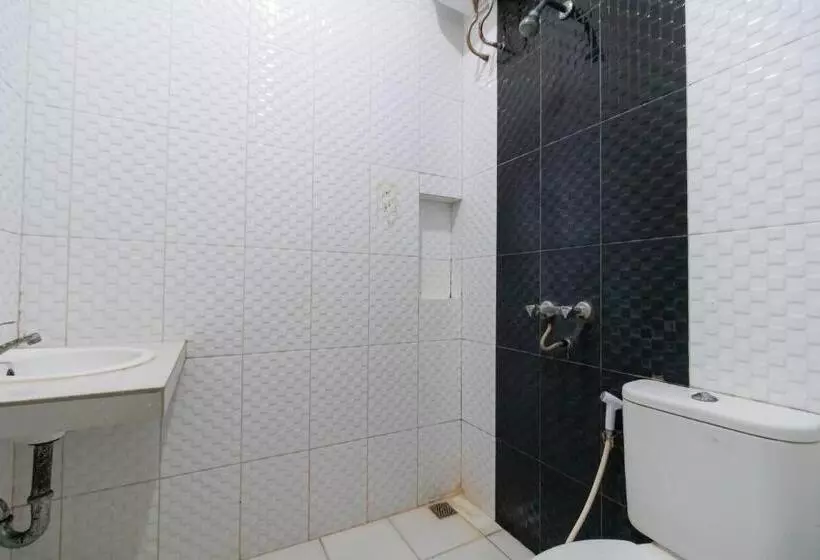 ホテル Reddoorz Near Universitas Esa Unggul Bekasi Harapan Indah