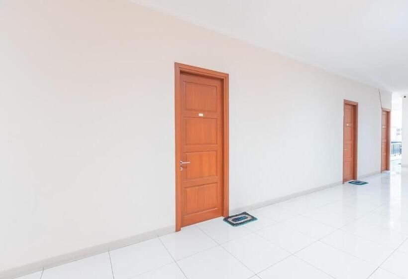 فندق Reddoorz Near Universitas Esa Unggul Bekasi Harapan Indah