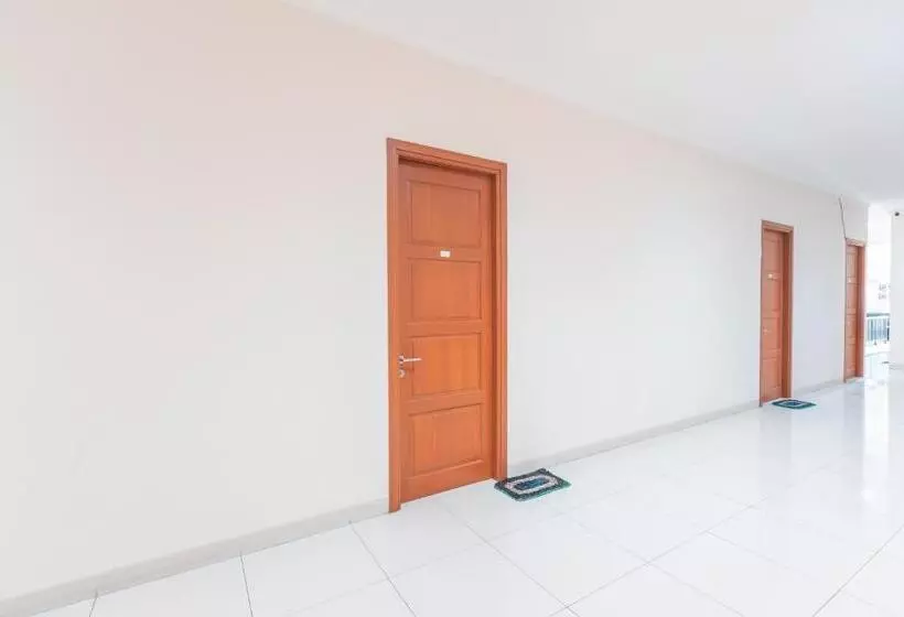 ホテル Reddoorz Near Universitas Esa Unggul Bekasi Harapan Indah