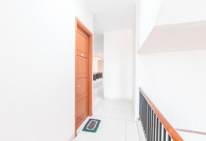 فندق Reddoorz Near Universitas Esa Unggul Bekasi Harapan Indah