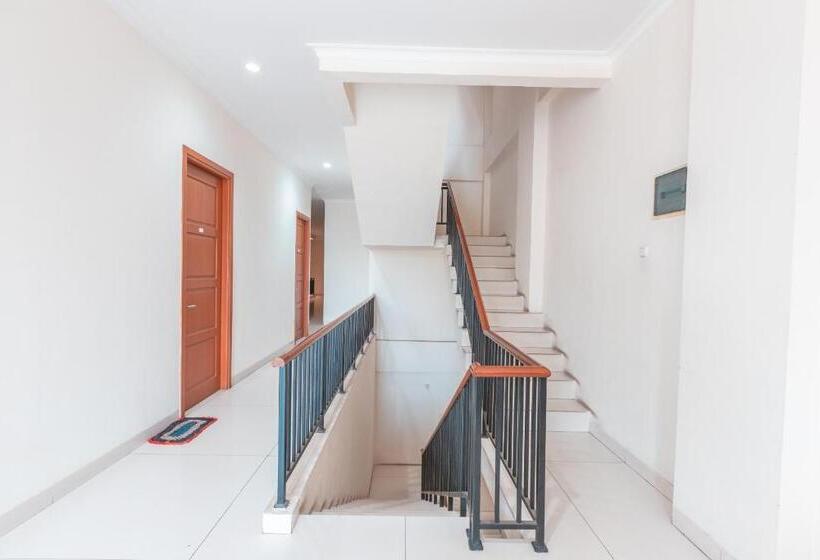 فندق Reddoorz Near Universitas Esa Unggul Bekasi Harapan Indah