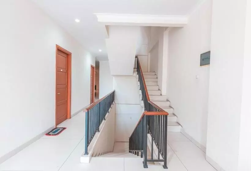 ホテル Reddoorz Near Universitas Esa Unggul Bekasi Harapan Indah
