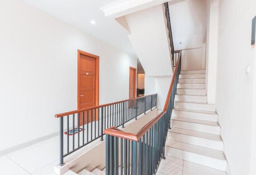 فندق Reddoorz Near Universitas Esa Unggul Bekasi Harapan Indah