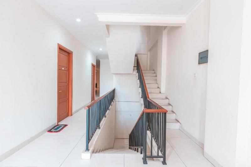 فندق Reddoorz Near Universitas Esa Unggul Bekasi Harapan Indah