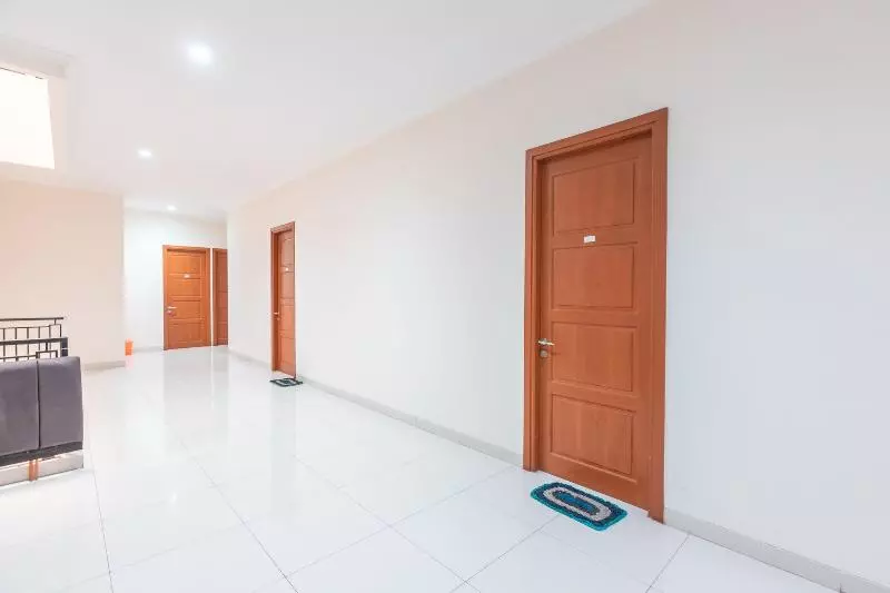 ホテル Reddoorz Near Universitas Esa Unggul Bekasi Harapan Indah