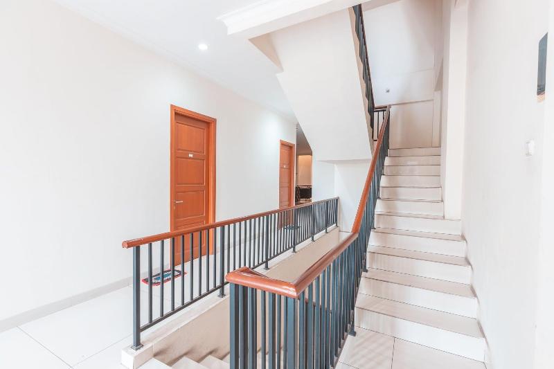 فندق Reddoorz Near Universitas Esa Unggul Bekasi Harapan Indah