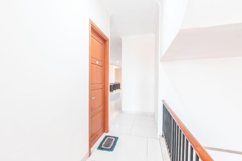 فندق Reddoorz Near Universitas Esa Unggul Bekasi Harapan Indah