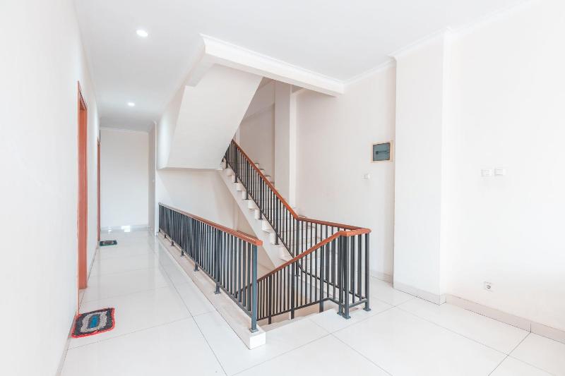 فندق Reddoorz Near Universitas Esa Unggul Bekasi Harapan Indah