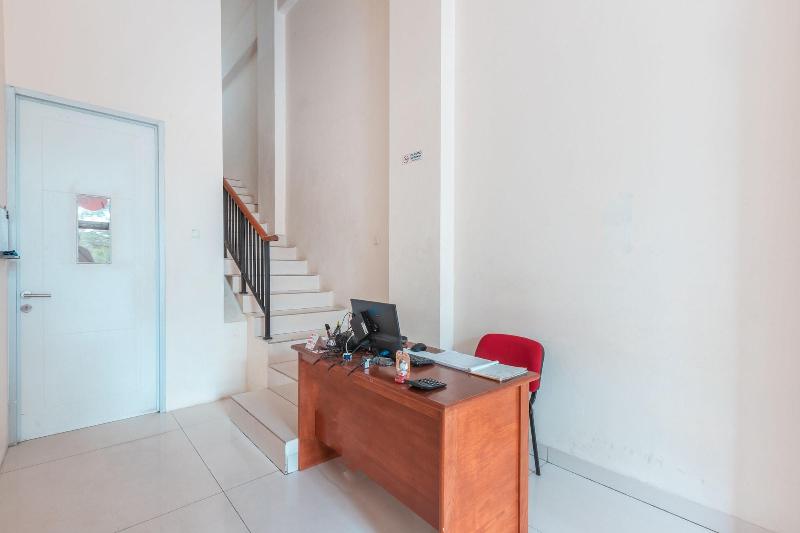 فندق Reddoorz Near Universitas Esa Unggul Bekasi Harapan Indah